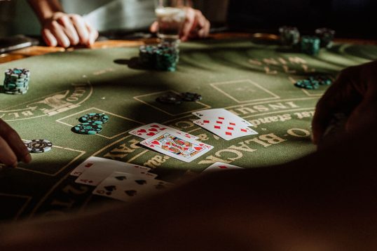 blackjack tafel met kaarten