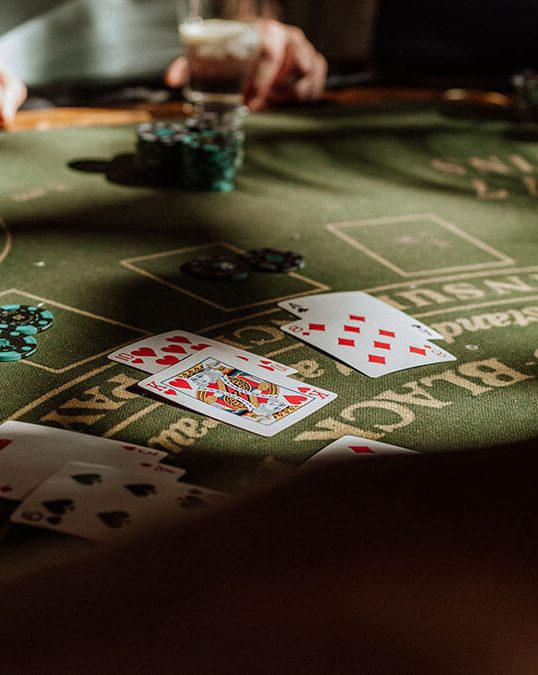 blackjack tafel met kaarten