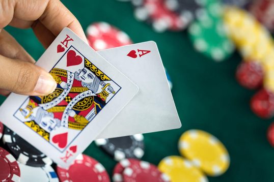 Hand met blackjack kaarten, Harten Koning en Harten Aas