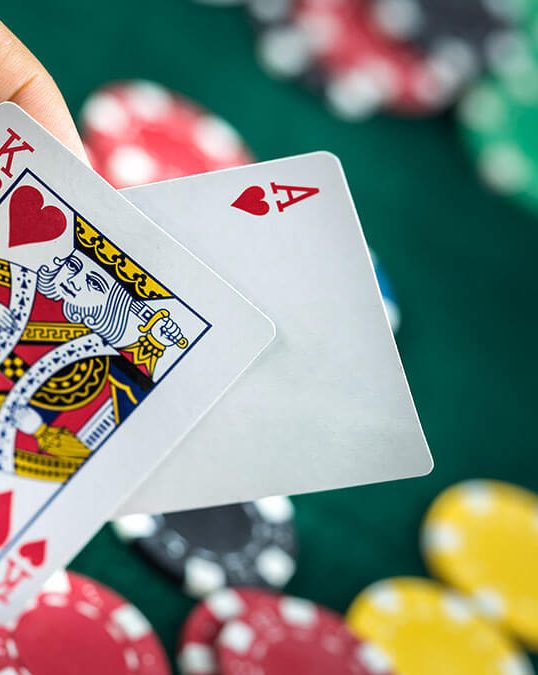 Hand met blackjack kaarten, Harten Koning en Harten Aas